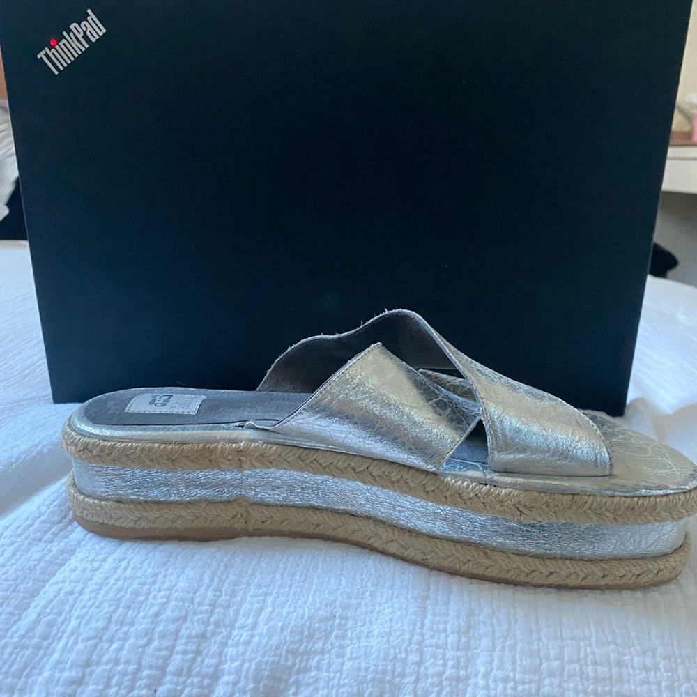 Genuine leather sandals with jute